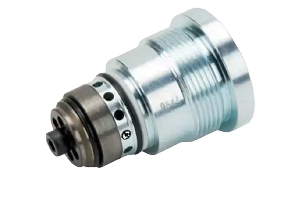 How does the hydraulic quick connector ensure that the oil will not be lost when the pipeline is disconnected and reduce the oil pressure loss?